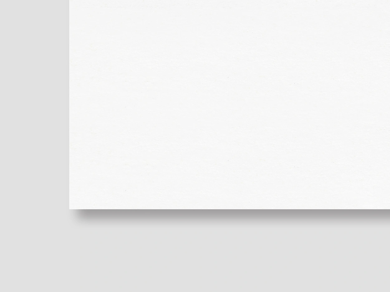 라운드 가공 전 흰색 명함의 직각 재단 모서리 접사
